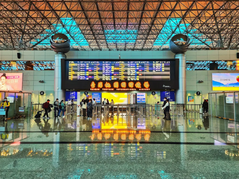 4/8起搭機「限帶2個行動電源」